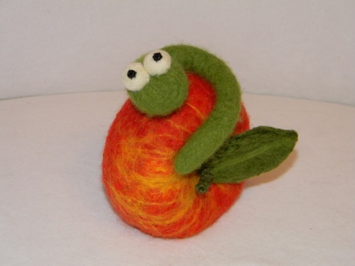 Червяк на яблоке