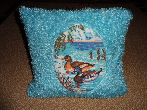 Подушка вышитая крестиком "Уточки на пруду"