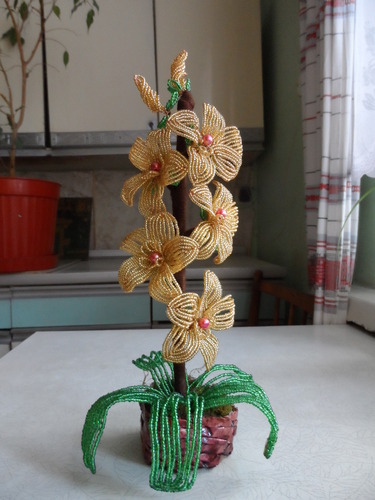 Изготовляю изделия из бисера "Орхидея".